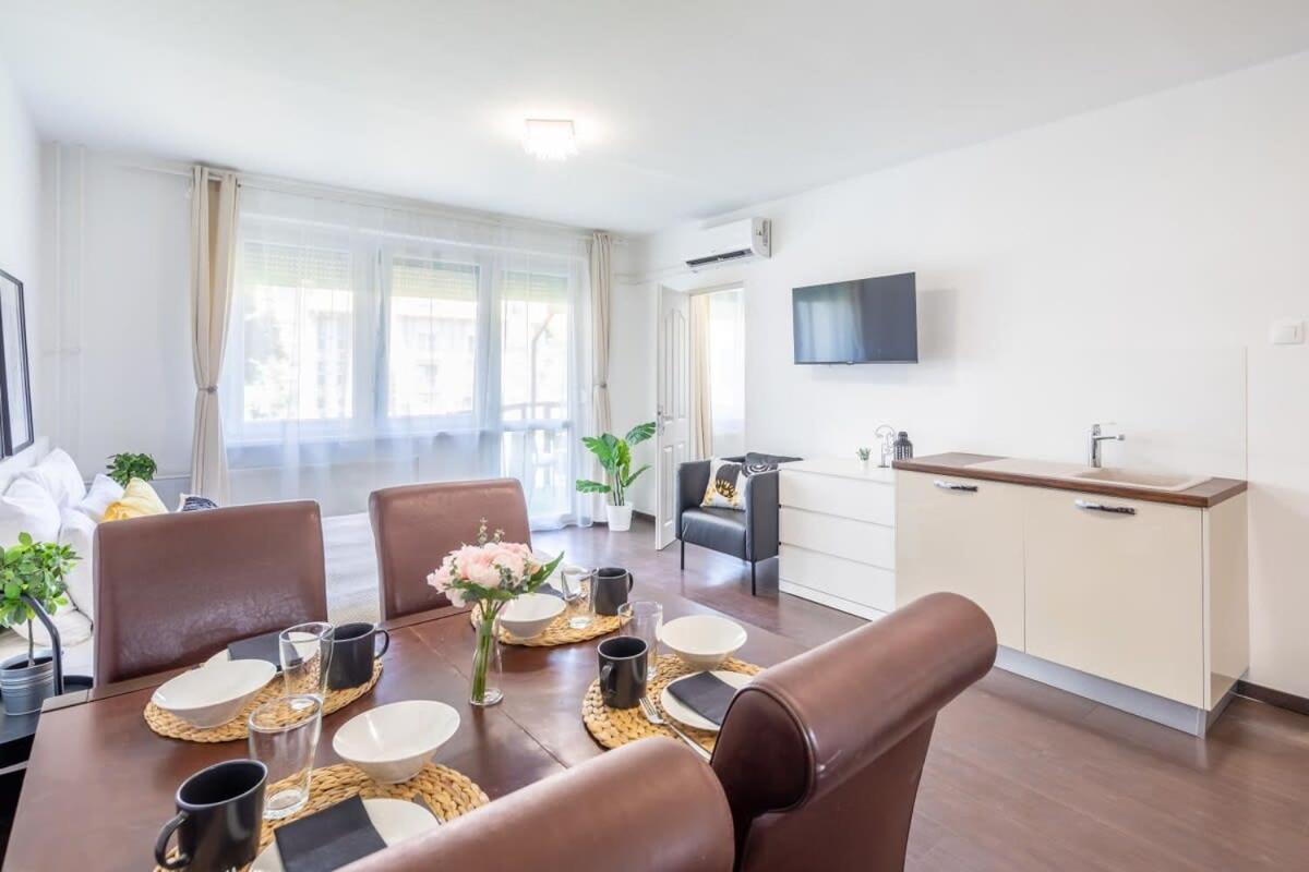 ブダペストSunny Balcony - Cute And Cozyアパートメント エクステリア 写真